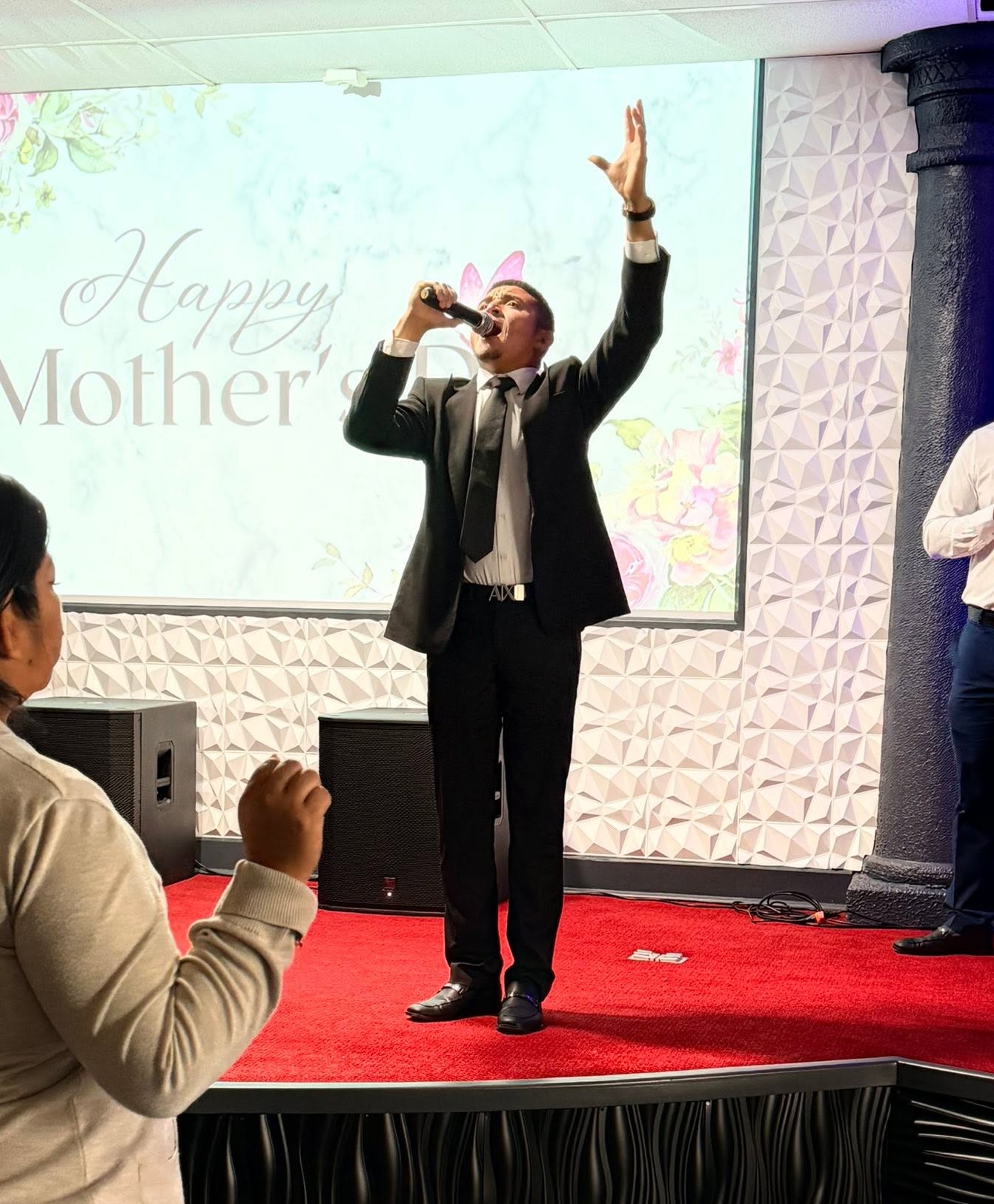 El pastor canta con una mano levantada durante la adoración
